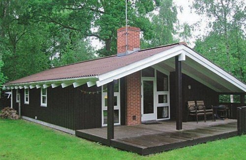 Skønt beliggende feriehus til 8 personer i Femmøller ved Ebeltoft.