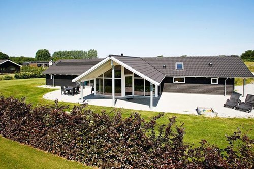 Dejligt stort sommerhus til 14 personer med poolafdeling i Ebeltoft.