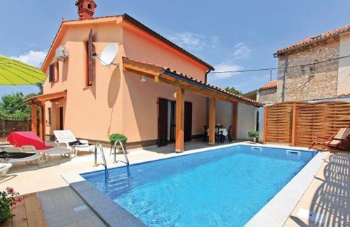 Dejligt feriehus til 6 personer med swimmingpool i den lille by Pomer i Pula.