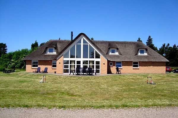 Dejligt sommerhus til 16 personer med swimmingpool i Toftum.