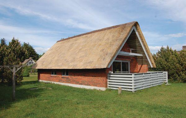 Hyggeligt stråtækt sommerhus til 6 personer tæt på Blåvand centrum.