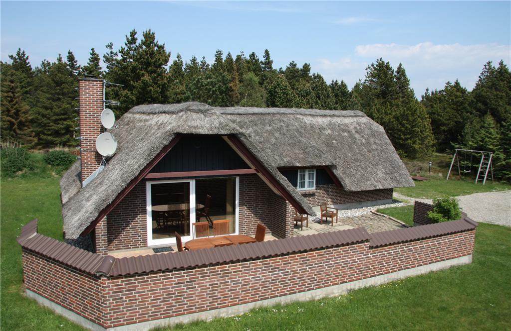 Hyggeligt sommerhus til 6 personer i Blåvand på en skøn naturgrund.
