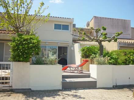 3-værelses rækkehus til 4 personer med privat strand.