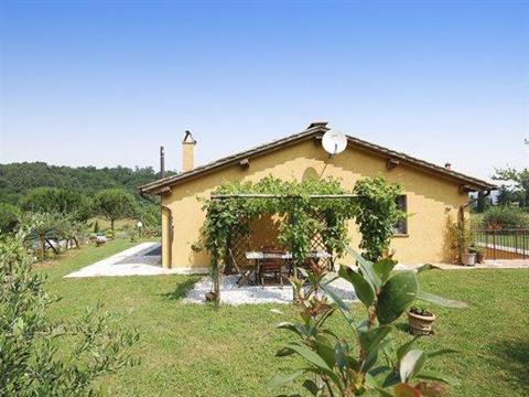 Sommerhus til 4 personer med udendørs swimmingpool i Montuolo.