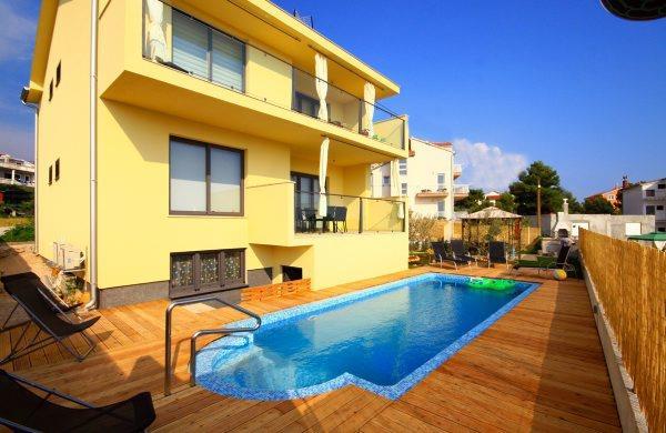 Smagfuldt indrettet ferielejlighed til 5 personer i Brodarica med fælles pool.