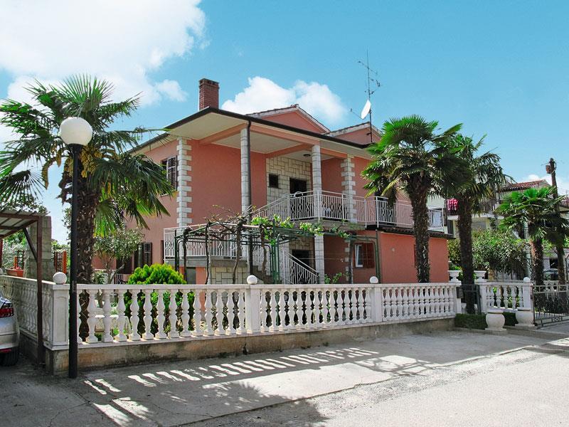 Dejlig ferielejlighed til 5 personer i Umag, beliggende i bydelen Moela, kun 50 m fra havet.