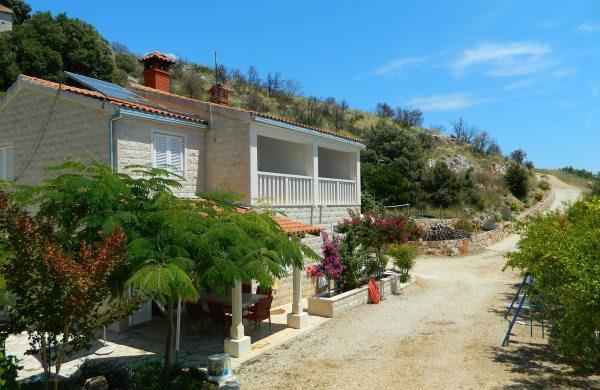 Ferielejlighed til 4 personer i fred og ro udenfor byen Bol på øen Brac.